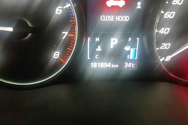 Used Mitsubishi Outlander 2014 2.4L 4x4 Deluxe Value Edition 5 Seats Odometer Close Up