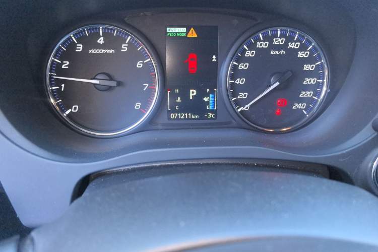 Used Mitsubishi Outlander 2014 2.4L 4x4 Deluxe Value Edition 7 Seats Odometer Close Up