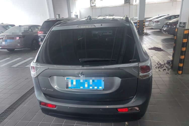 Used Mitsubishi Outlander 2014 2.4L 4x4 Deluxe Value Edition 5 Seats Rear