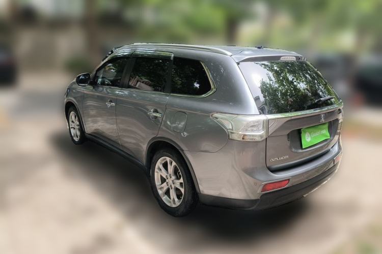 Used Mitsubishi Outlander 2014 2.4L 4x4 Deluxe Value Edition 5 Seats Rear Left 45 Deg