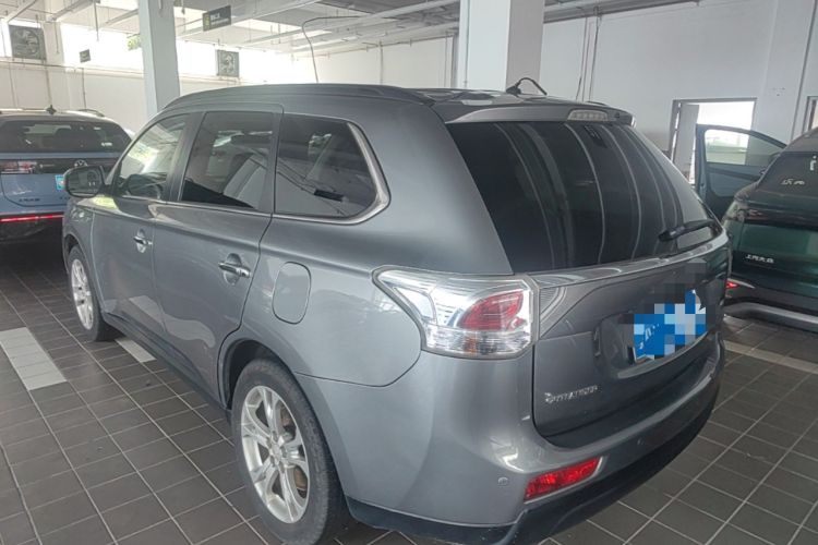Used Mitsubishi Outlander 2014 2.4L 4x4 Deluxe Value Edition 5 Seats Rear Left 45 Deg