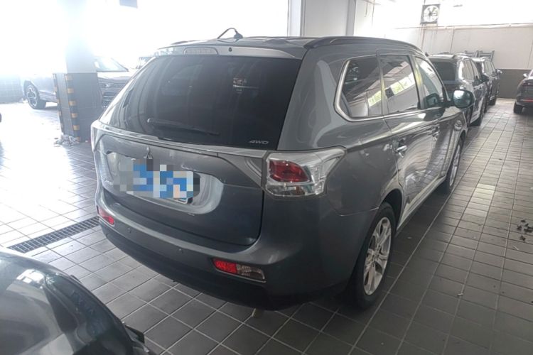 Used Mitsubishi Outlander 2014 2.4L 4x4 Deluxe Value Edition 5 Seats Rear Right 45 Deg