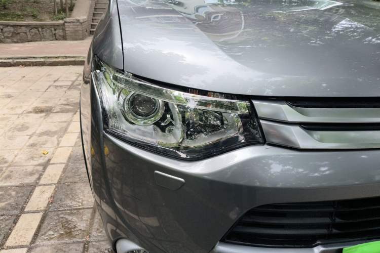 Used Mitsubishi Outlander 2014 2.4L 4x4 Deluxe Value Edition 5 Seats Right Front Headlight