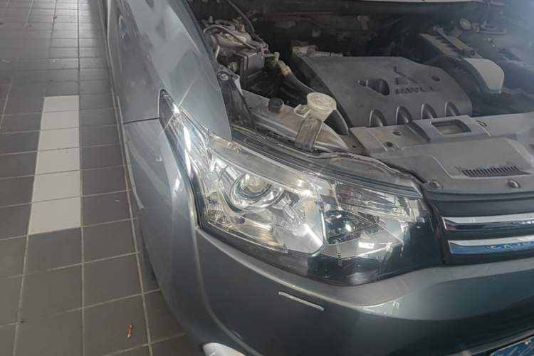 Used Mitsubishi Outlander 2014 2.4L 4x4 Deluxe Value Edition 5 Seats Right Front Headlight