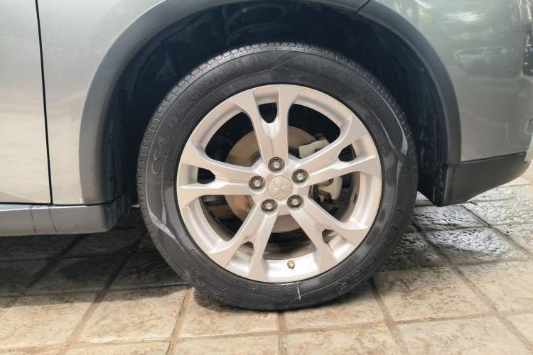 Used Mitsubishi Outlander 2014 2.4L 4x4 Deluxe Value Edition 5 Seats Right Front Wheel Hub