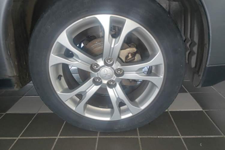 Used Mitsubishi Outlander 2014 2.4L 4x4 Deluxe Value Edition 5 Seats Right Front Wheel Hub