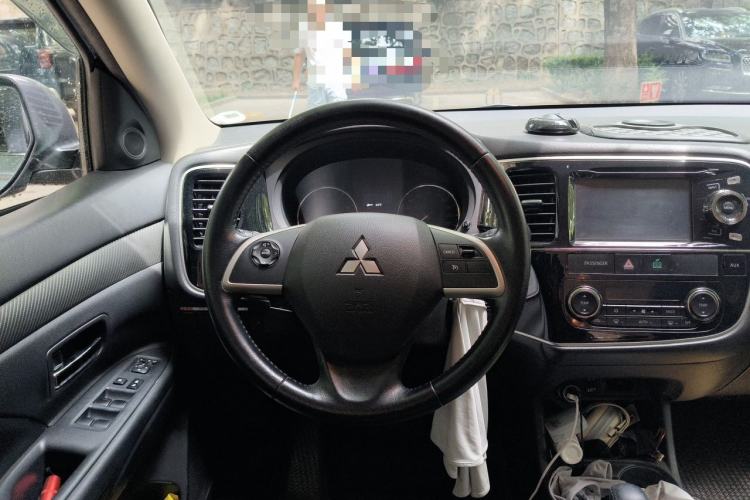 Used Mitsubishi Outlander 2014 2.4L 4x4 Deluxe Value Edition 5 Seats Steering Wheel