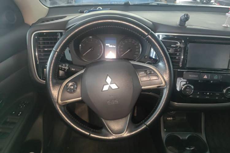 Used Mitsubishi Outlander 2014 2.4L 4x4 Deluxe Value Edition 5 Seats Steering Wheel