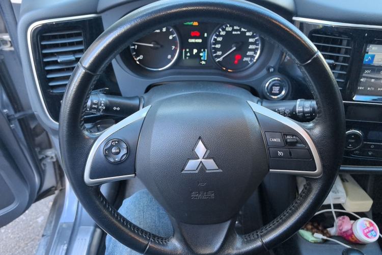 Used Mitsubishi Outlander 2014 2.4L 4x4 Deluxe Value Edition 7 Seats Steering Wheel