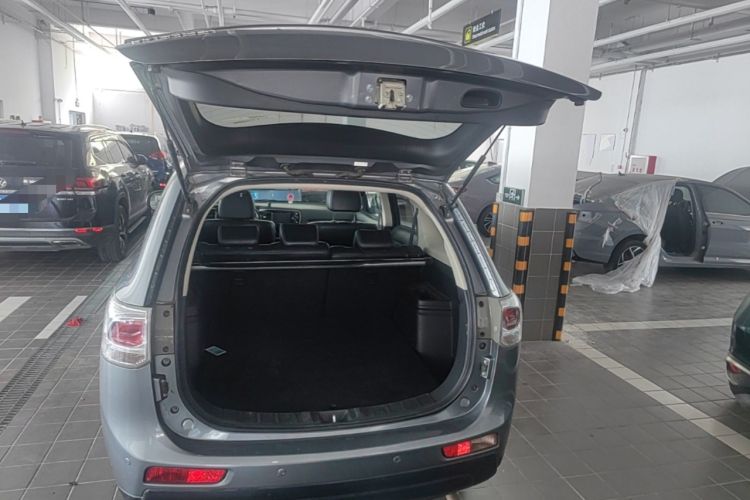Used Mitsubishi Outlander 2014 2.4L 4x4 Deluxe Value Edition 5 Seats Trunk