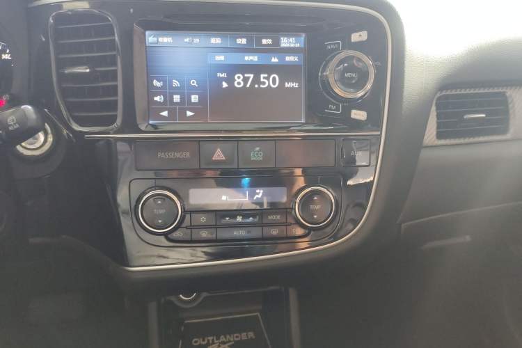 Used Mitsubishi Outlander 2014 2.4L 4x4 Deluxe Value Edition 5 Seats Audio And AC Panel