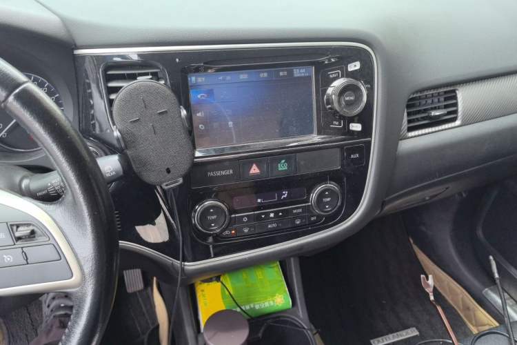 Used Mitsubishi Outlander 2014 2.4L 4x4 Deluxe Value Edition 5 Seats Audio And AC Panel