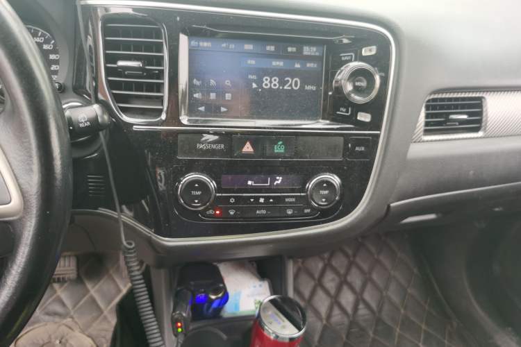 Used Mitsubishi Outlander 2014 2.4L 4x4 Deluxe Value Edition 5 Seats Audio And AC Panel