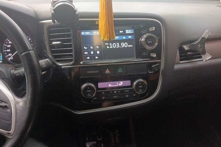 Used Mitsubishi Outlander 2014 2.4L 4x4 Deluxe Value Edition 5 Seats Audio And AC Panel