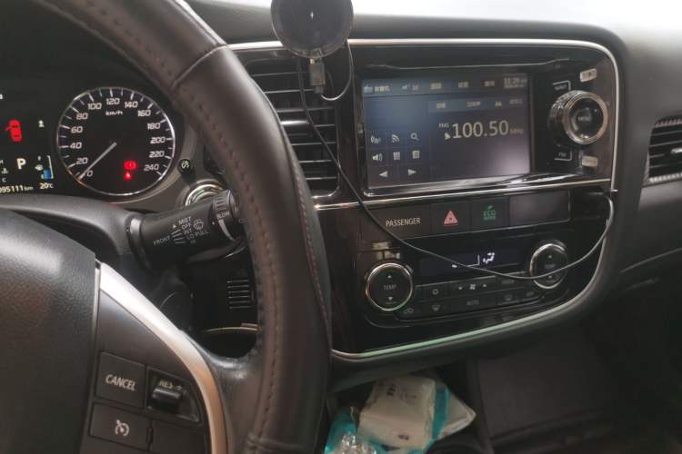 Used Mitsubishi Outlander 2014 2.4L 4x4 Deluxe Value Edition 5 Seats Audio And AC Panel