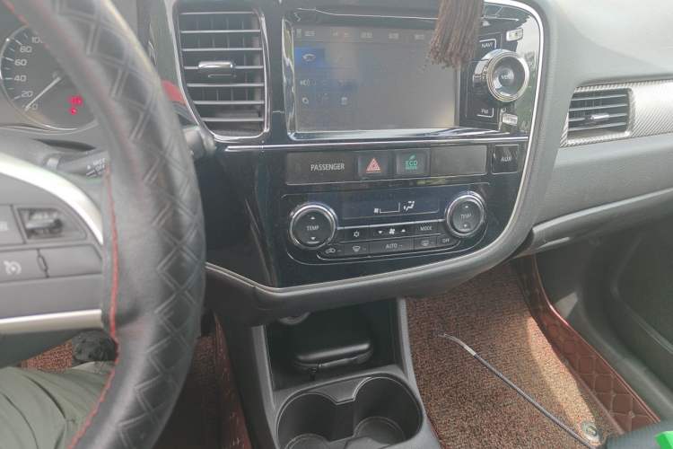 Used Mitsubishi Outlander 2014 2.4L 4x4 Deluxe Value Edition 5 Seats Audio And AC Panel