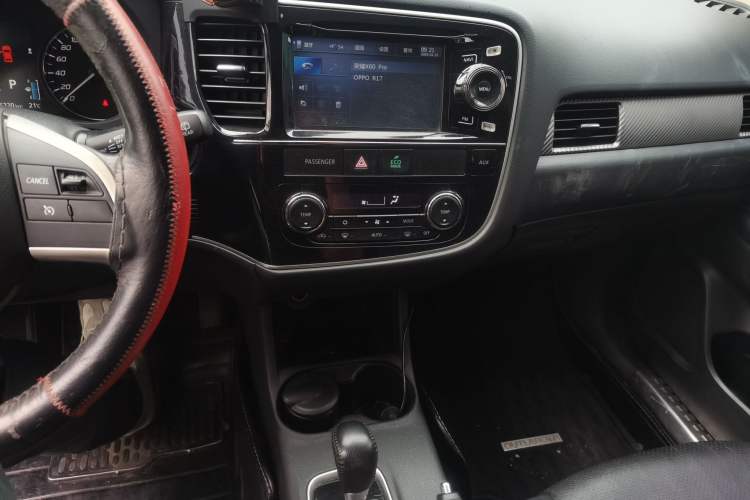 Used Mitsubishi Outlander 2014 2.4L 4x4 Deluxe Value Edition 7 Seats Audio And AC Panel
