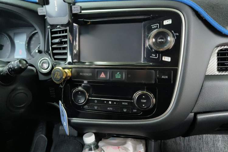 Used Mitsubishi Outlander 2014 2.4L 4x4 Deluxe Value Edition 5 Seats Audio And AC Panel