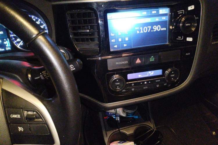 Used Mitsubishi Outlander 2014 2.4L 4x4 Deluxe Value Edition 7 Seats Audio And AC Panel