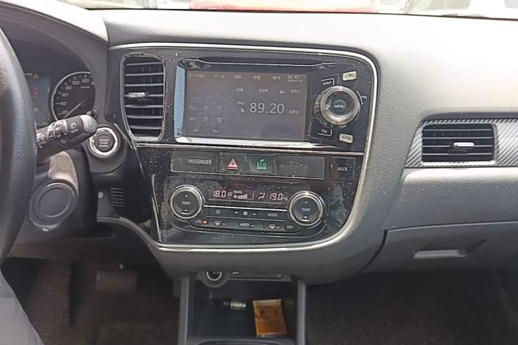 Used Mitsubishi Outlander 2014 2.4L 4x4 Deluxe Value Edition 5 Seats Audio And AC Panel