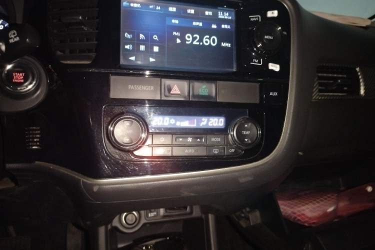 Used Mitsubishi Outlander 2014 2.4L 4x4 Deluxe Value Edition 7 Seats Audio And AC Panel