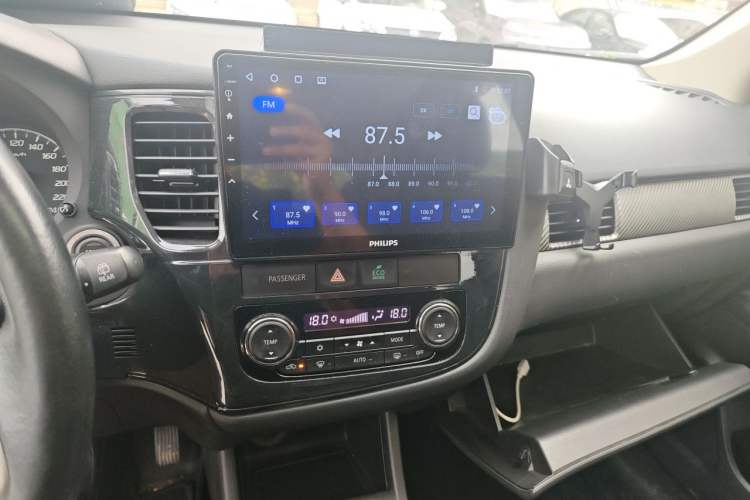 Used Mitsubishi Outlander 2014 2.4L 4x4 Deluxe Value Edition 5 Seats Audio And AC Panel