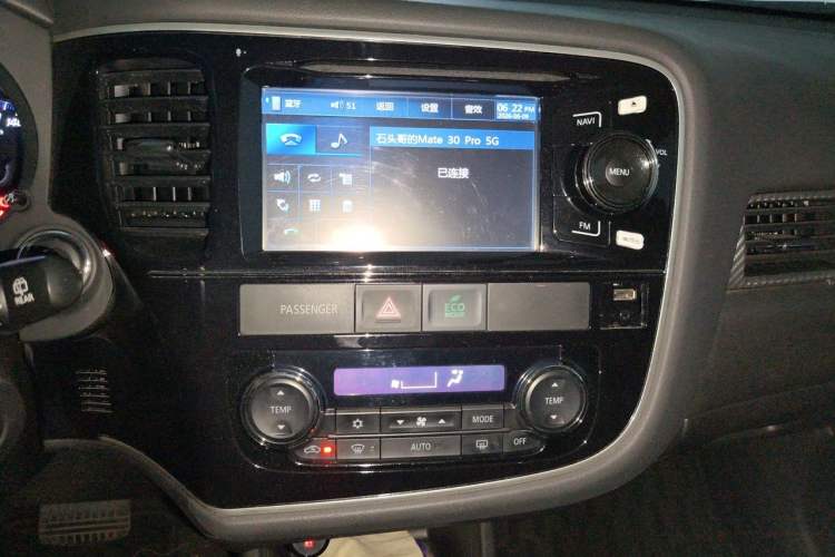 Used Mitsubishi Outlander 2014 2.4L 4x4 Deluxe Value Edition 5 Seats Audio And AC Panel