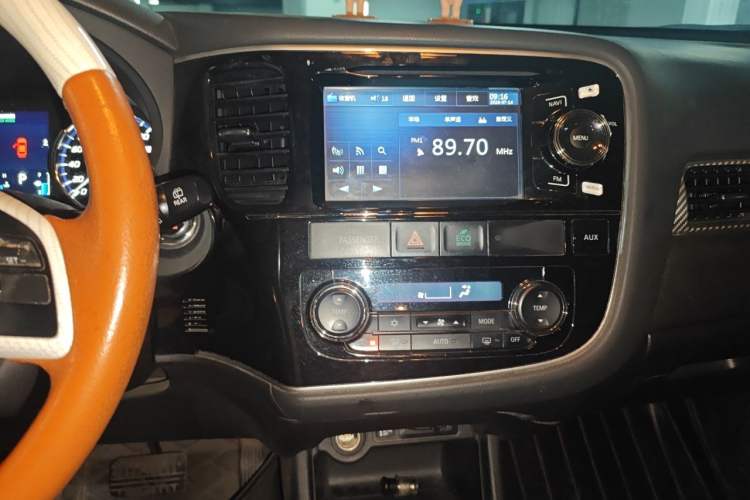 Used Mitsubishi Outlander 2014 2.4L 4x4 Deluxe Value Edition 7 Seats Audio And AC Panel