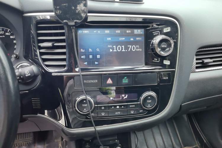 Used Mitsubishi Outlander 2014 2.4L 4x4 Deluxe Value Edition 5 Seats Audio And AC Panel