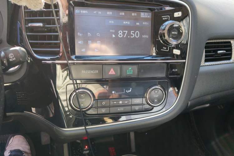 Used Mitsubishi Outlander 2014 2.4L 4x4 Deluxe Value Edition 5 Seats Audio And AC Panel