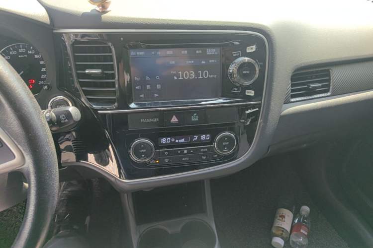 Used Mitsubishi Outlander 2014 2.4L 4x4 Deluxe Value Edition 5 Seats Audio And AC Panel
