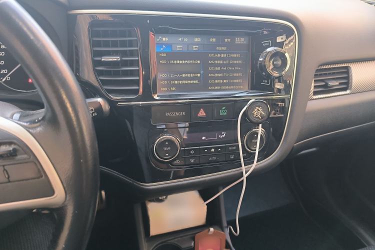 Used Mitsubishi Outlander 2014 2.4L 4x4 Deluxe Value Edition 7 Seats Audio And AC Panel