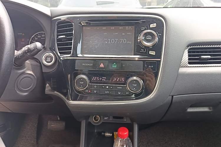 Used Mitsubishi Outlander 2014 2.4L 4x4 Deluxe Value Edition 5 Seats Audio And AC Panel