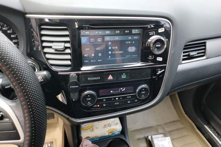 Used Mitsubishi Outlander 2014 2.4L 4x4 Deluxe Value Edition 5 Seats Audio And AC Panel