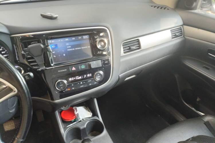 Used Mitsubishi Outlander 2014 2.4L 4x4 Deluxe Value Edition 5 Seats Audio And AC Panel
