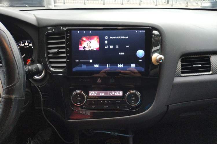 Used Mitsubishi Outlander 2014 2.4L 4x4 Deluxe Value Edition 5 Seats Audio And AC Panel