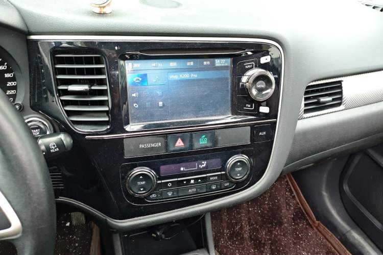Used Mitsubishi Outlander 2014 2.4L 4x4 Deluxe Value Edition 5 Seats Audio And AC Panel