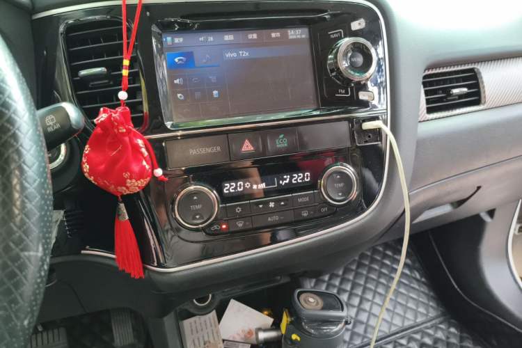 Used Mitsubishi Outlander 2014 2.4L 4x4 Deluxe Value Edition 5 Seats Audio And AC Panel