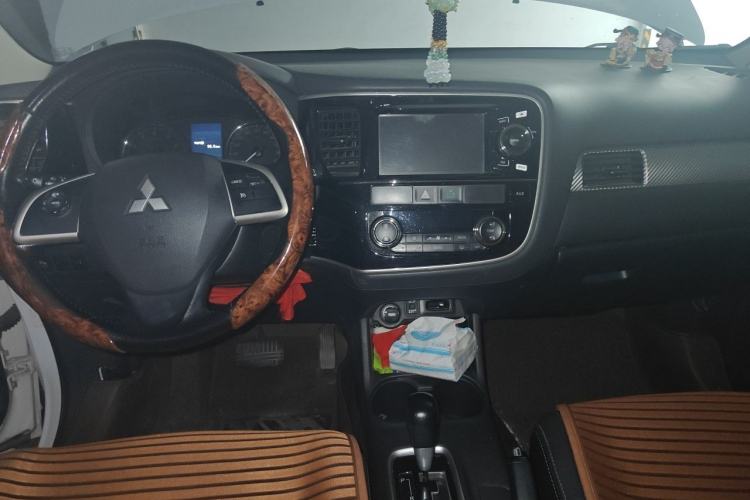 Used Mitsubishi Outlander 2014 2.4L 4x4 Deluxe Value Edition 5 Seats Center Console
