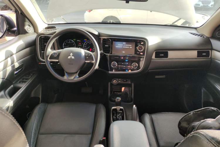 Used Mitsubishi Outlander 2014 2.4L 4x4 Deluxe Value Edition 5 Seats Center Console