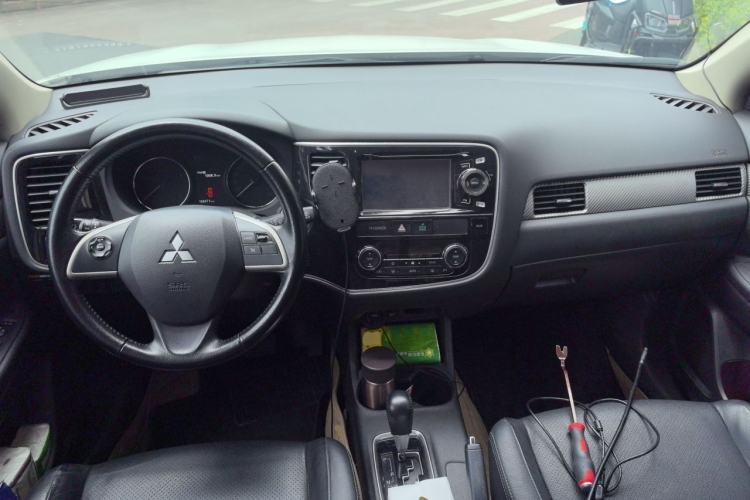 Used Mitsubishi Outlander 2014 2.4L 4x4 Deluxe Value Edition 5 Seats Center Console