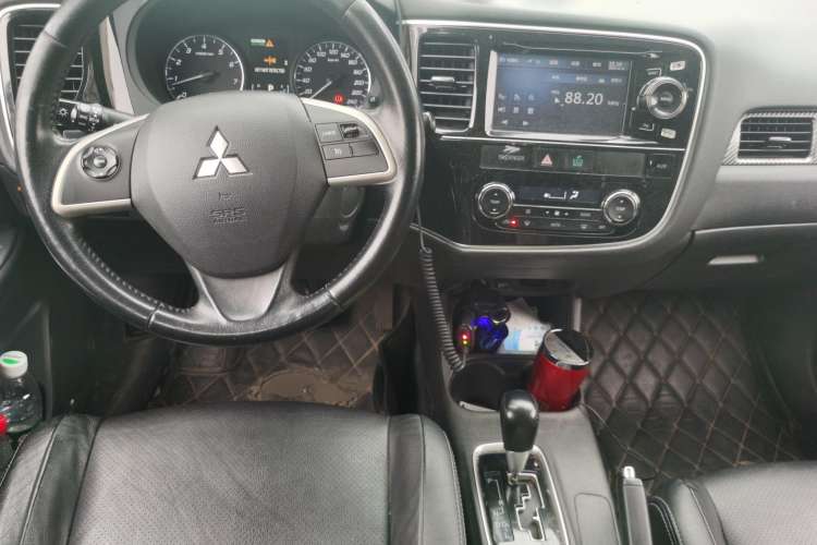 Used Mitsubishi Outlander 2014 2.4L 4x4 Deluxe Value Edition 5 Seats Center Console