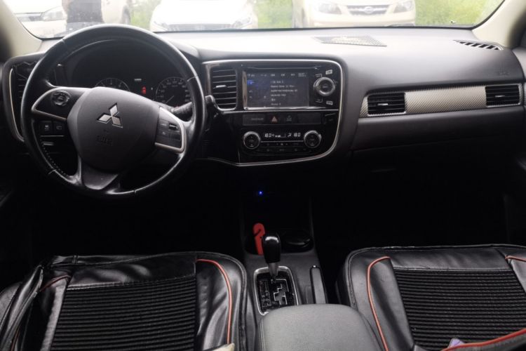 Used Mitsubishi Outlander 2014 2.4L 4x4 Deluxe Value Edition 5 Seats Center Console