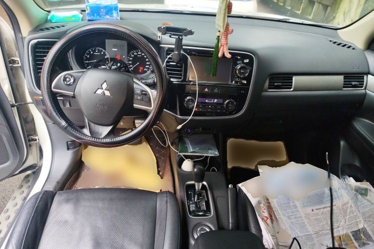 Used Mitsubishi Outlander 2014 2.4L 4x4 Deluxe Value Edition 7 Seats Center Console