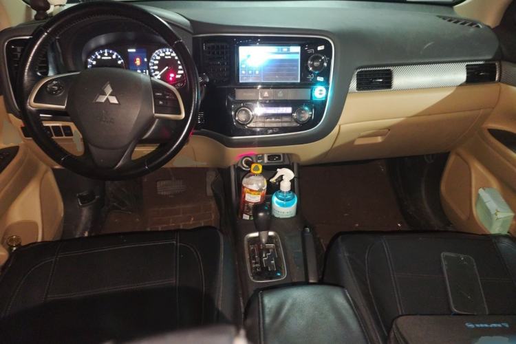 Used Mitsubishi Outlander 2014 2.4L 4x4 Deluxe Value Edition 5 Seats Center Console