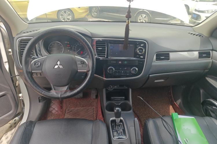 Used Mitsubishi Outlander 2014 2.4L 4x4 Deluxe Value Edition 5 Seats Center Console