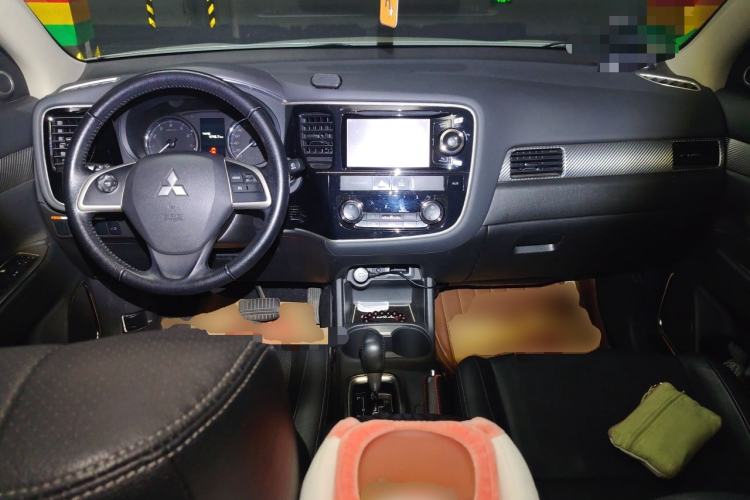 Used Mitsubishi Outlander 2014 2.4L 4x4 Deluxe Value Edition 5 Seats Center Console