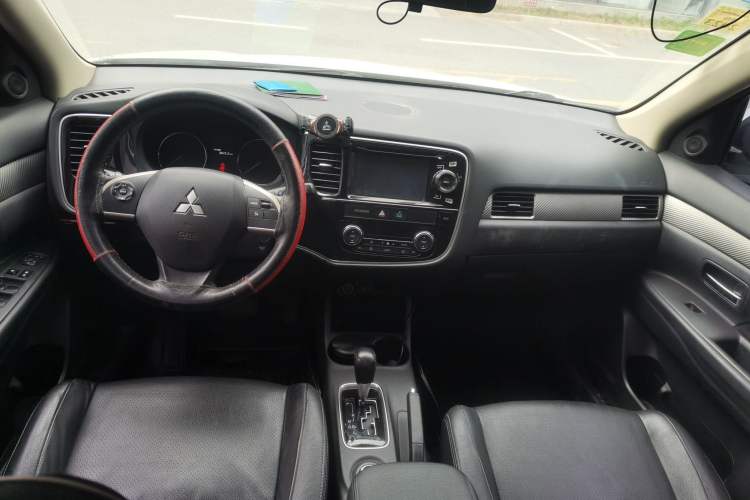Used Mitsubishi Outlander 2014 2.4L 4x4 Deluxe Value Edition 7 Seats Center Console