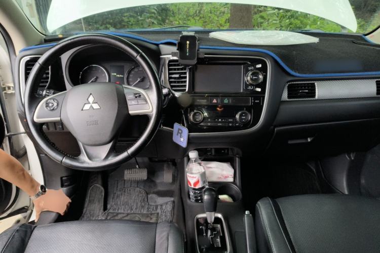 Used Mitsubishi Outlander 2014 2.4L 4x4 Deluxe Value Edition 5 Seats Center Console