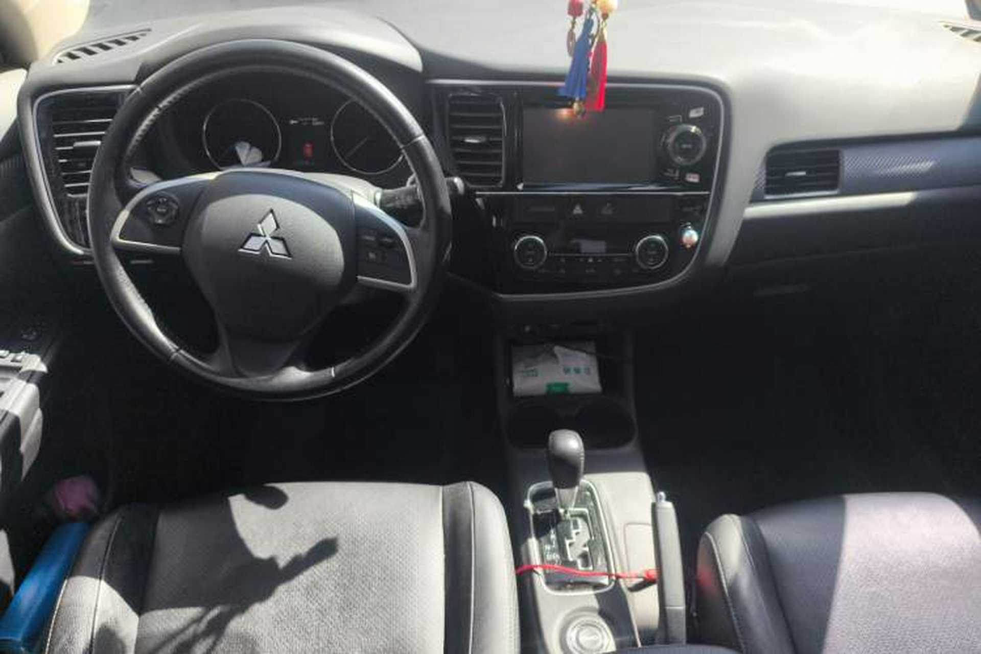 Used Mitsubishi Outlander 2014 2.4L 4x4 Deluxe Value Edition 5 Seats Center Console